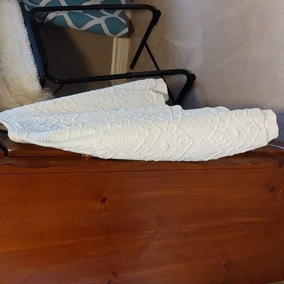 NWT Women's Soft White Patterned Top - Picture 4 of 11